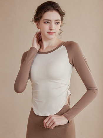 Вталена спортна блуза с овално деколте и дълъг ръкав за жени