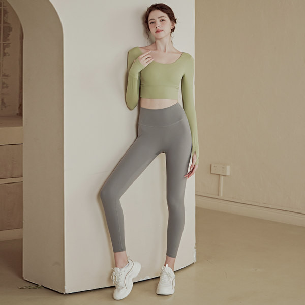 Sieviešu īsā sporta blūze ar ovālu kakla izgriezumu