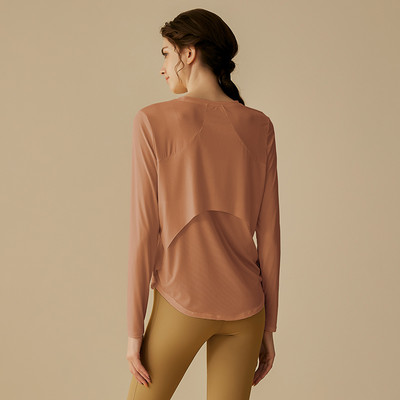 Sieviešu sporta blūze ar brīvu piegriezumu ar garām piedurknēm