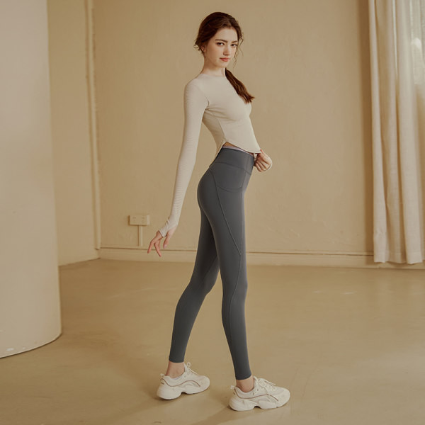 Μονόχρωμη μακρυμάνικη αθλητική μπλούζα για γυναίκες