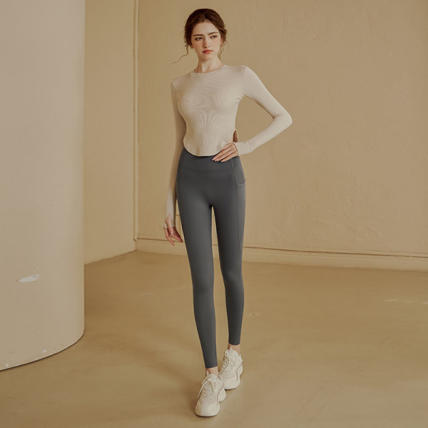 Μονόχρωμη μακρυμάνικη αθλητική μπλούζα για γυναίκες