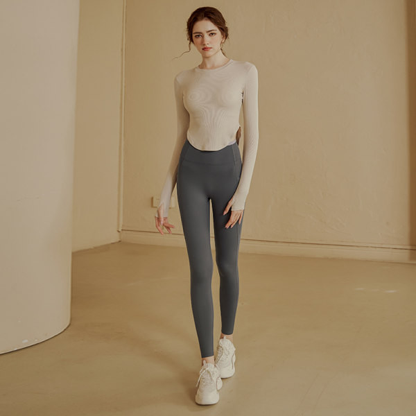 Μονόχρωμη μακρυμάνικη αθλητική μπλούζα για γυναίκες