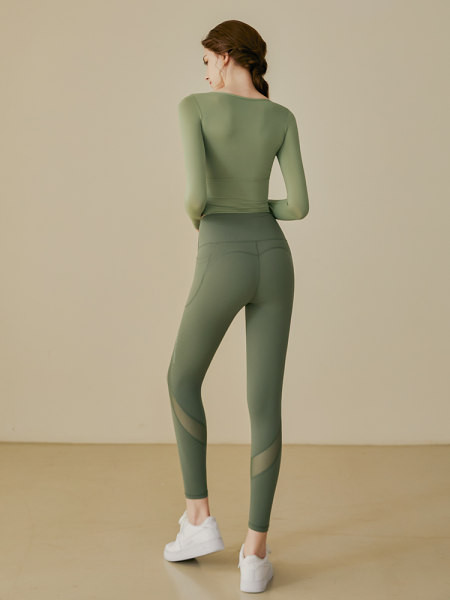 Ikdienas sporta blūze ar ovālu kakla izgriezumu