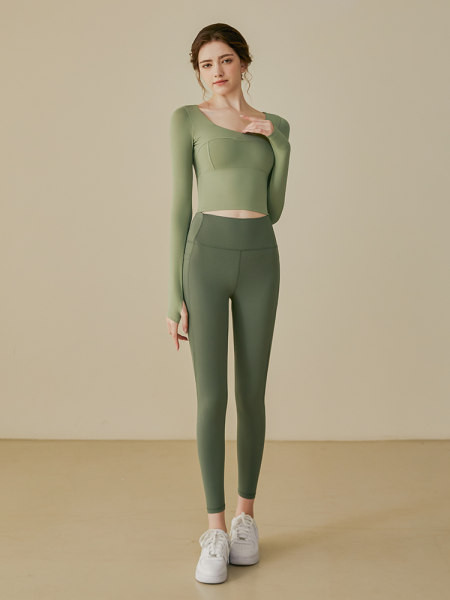 Ikdienas sporta blūze ar ovālu kakla izgriezumu