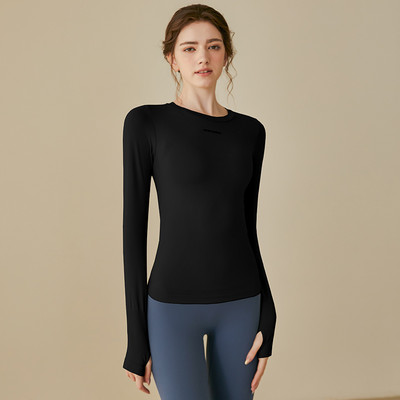 Sieviešu sporta blūze ar garām piedurknēm un uzrakstu