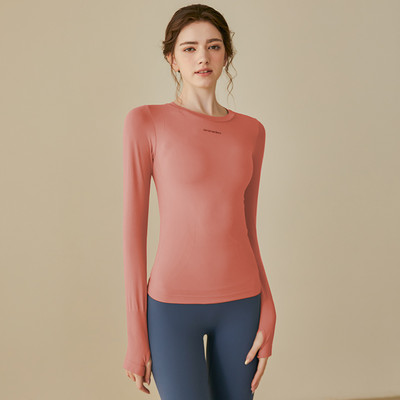 Sieviešu sporta blūze ar garām piedurknēm un uzrakstu