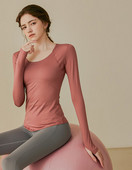 Sieviešu sporta blūze ar ovālu kakla izgriezumu