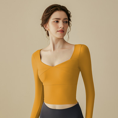 Sieviešu pieguloša sporta blūze ar garām piedurknēm un kvadrātveida kakla izgriezumu