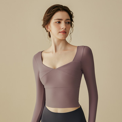 Sieviešu pieguloša sporta blūze ar garām piedurknēm un kvadrātveida kakla izgriezumu