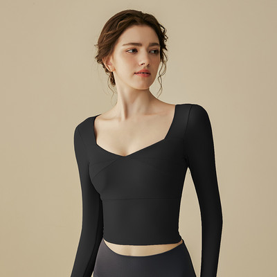 Sieviešu pieguloša sporta blūze ar garām piedurknēm un kvadrātveida kakla izgriezumu