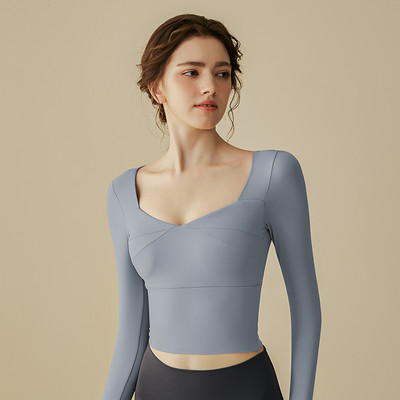 Sieviešu pieguloša sporta blūze ar garām piedurknēm un kvadrātveida kakla izgriezumu