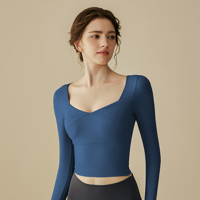 Sieviešu pieguloša sporta blūze ar garām piedurknēm un kvadrātveida kakla izgriezumu