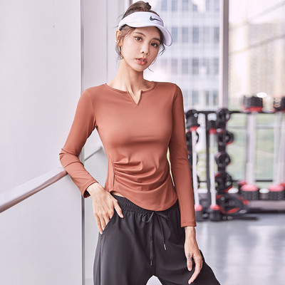 Sieviešu blūze ar smailu kakla izgriezumu - piemērota sportam