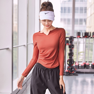 Sieviešu blūze ar smailu kakla izgriezumu - piemērota sportam