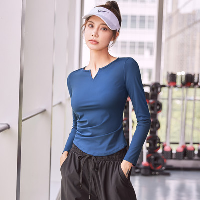 Sieviešu blūze ar smailu kakla izgriezumu - piemērota sportam