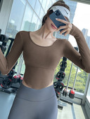 Vienkrāsaina sporta blūze ar garām piedurknēm un ovālu kakla izgriezumu