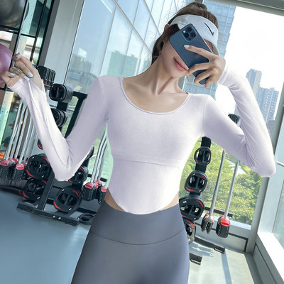 Vienkrāsaina sporta blūze ar garām piedurknēm un ovālu kakla izgriezumu