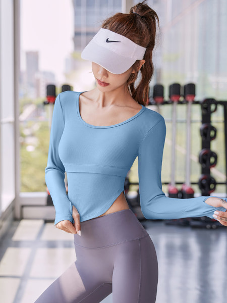 Vienkrāsaina sporta blūze ar garām piedurknēm un ovālu kakla izgriezumu