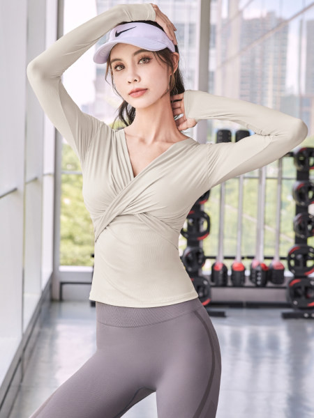 Sieviešu sporta blūze ar smailu kakla izgriezumu