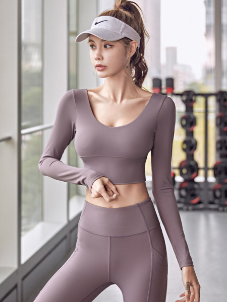 Sieviešu īsā blūze ar garām piedurknēm, piemērota sportam