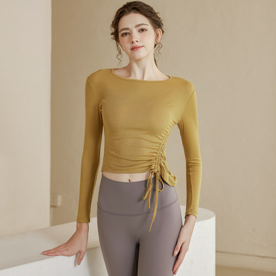 Női sportblúz összehúzott résszel