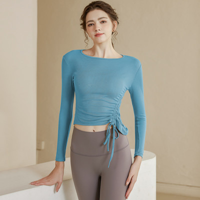 Női sportblúz összehúzott résszel