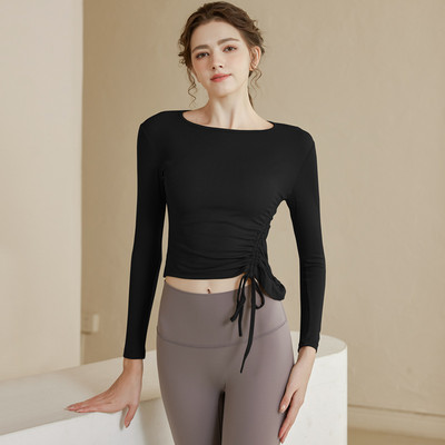 Női sportblúz összehúzott résszel