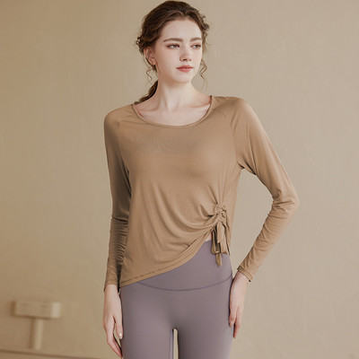 Sieviešu blūze ar ovālu kakla izgriezumu un saitēm