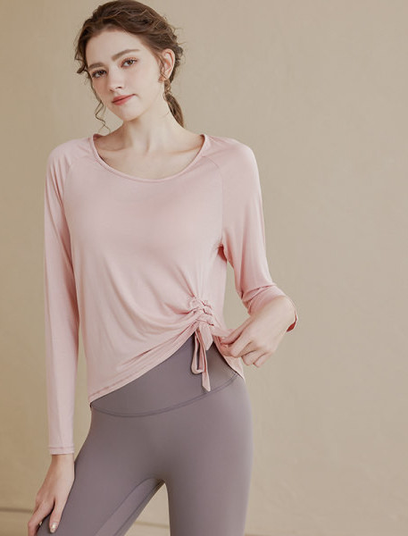 Sieviešu blūze ar ovālu kakla izgriezumu un saitēm