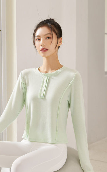 Női lezser, gombos sportblúz ovális nyakkivágással