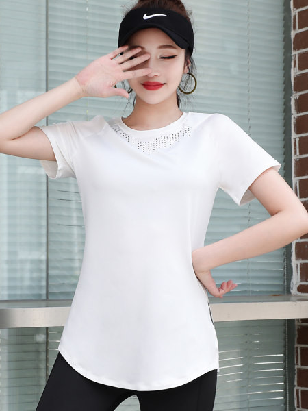 Sieviešu sporta blūze ar īsām piedurknēm un ovālu kakla izgriezumu