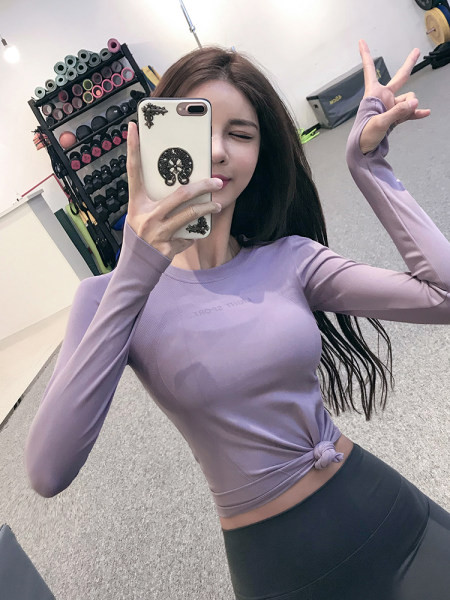 Gyorsan száradó anyagból készült női sportblúz