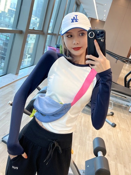 Sieviešu sporta blūze ar garām piedurknēm