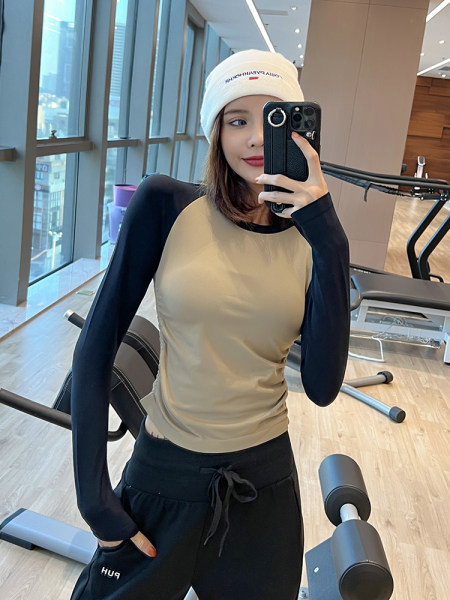 Sieviešu sporta blūze ar garām piedurknēm