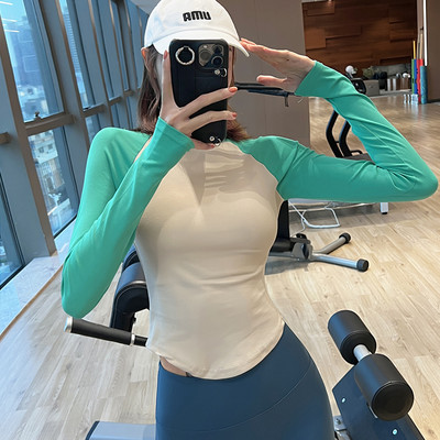 Gyorsan száradó anyagból készült női sportblúz