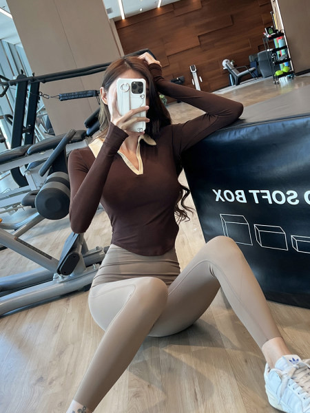 Sieviešu blūze ar klasisku apkakli