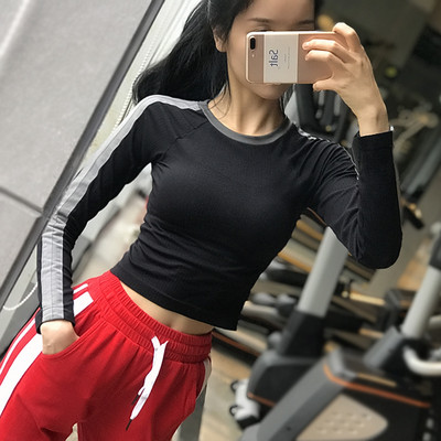 Női testhezálló sportblúz, hosszú ujjal