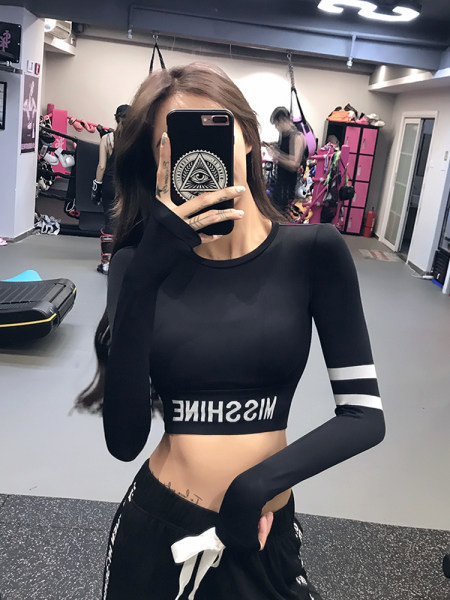 Női testhezálló sportblúz, hosszú ujjal