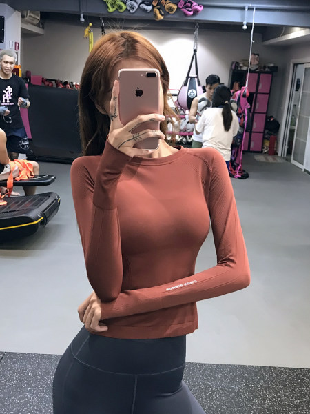 Elastīga sieviešu sporta modeļa blūze