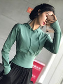 Sieviešu sporta blūze ar kapuci ar mežģīnēm