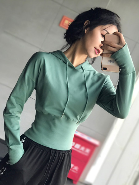 Sieviešu sporta blūze ar kapuci ar mežģīnēm