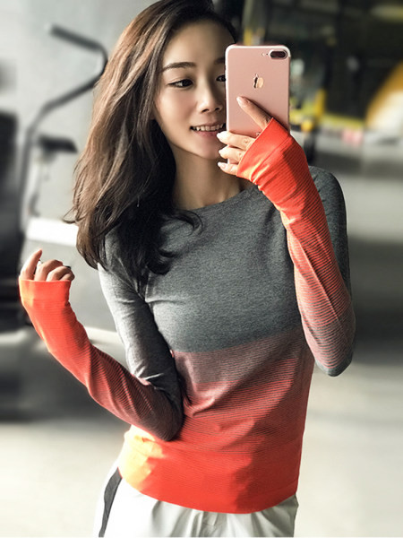 Sieviešu blūze zaigojošās krāsās