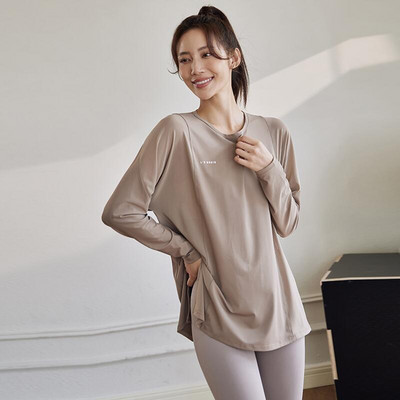 Sieviešu sporta blūze ar šķēlumu aizmugurē