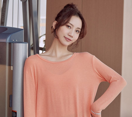 Sieviešu sporta blūze ar iespaidīgu muguras platu rakstu