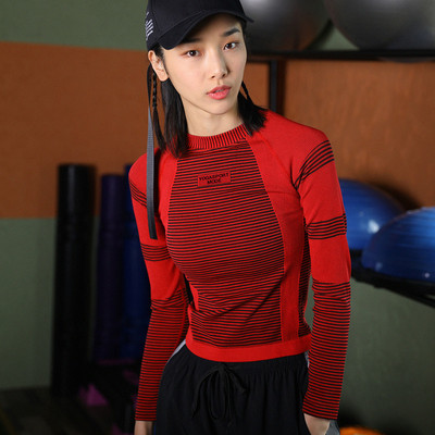 Sieviešu sporta blūze ar garām piedurknēm un uzrakstu