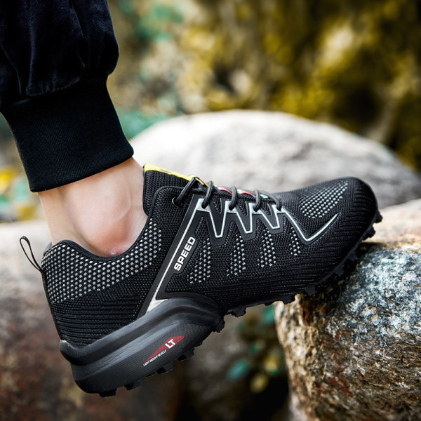 Légáteresztő férfi túracipő