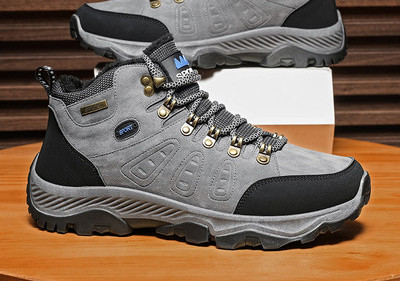 Vīriešu pārgājienu apavi ar uzrakstu