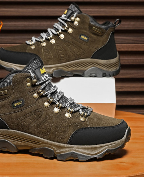 Vīriešu pārgājienu apavi ar uzrakstu