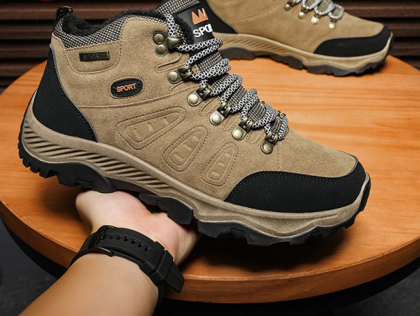 Vīriešu pārgājienu apavi ar uzrakstu