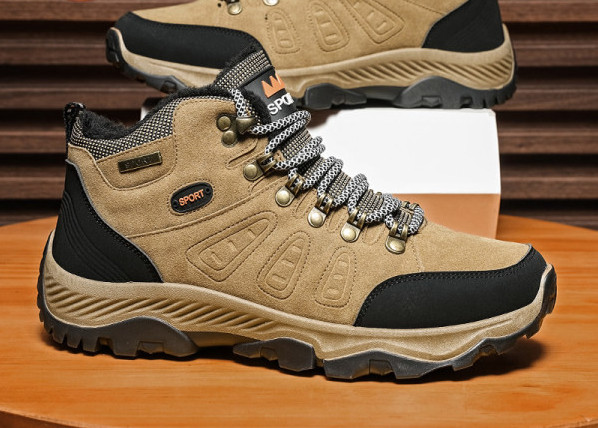 Vīriešu pārgājienu apavi ar uzrakstu